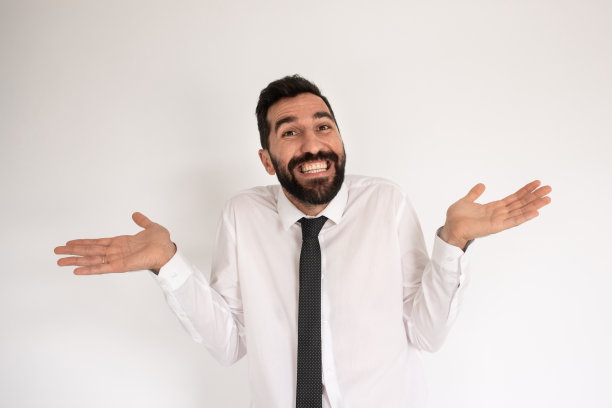 大胡子男人做着我不知道的手势图片下载