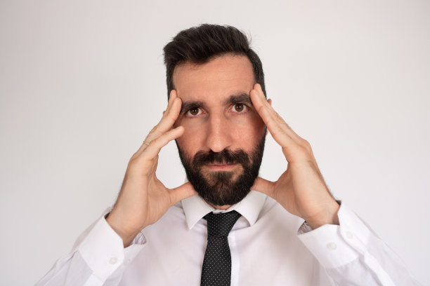 演播室里不自信的大胡子男人图片下载