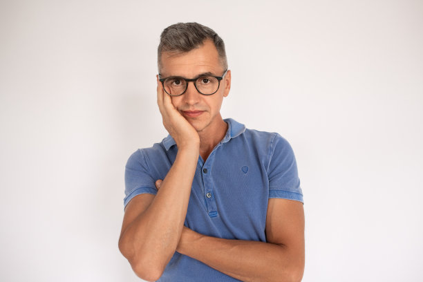 戴眼镜的英俊男子肖像图片下载