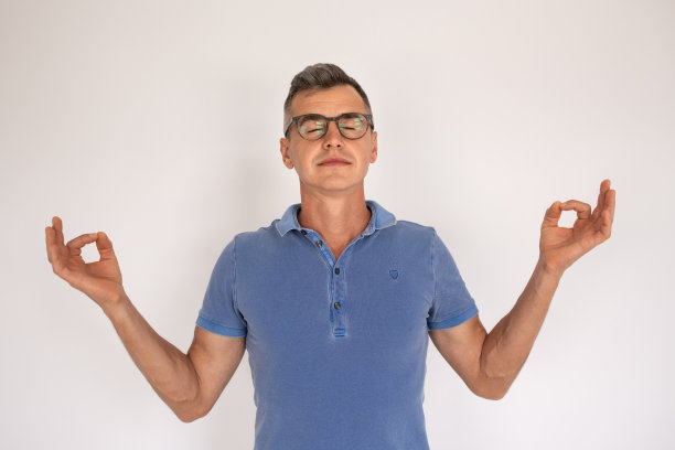 戴眼镜的白人男子在演播室冥想图片下载