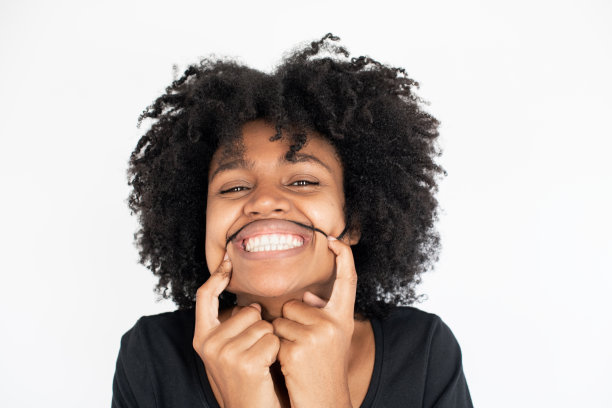 特写有趣的非洲裔美国女人做胡子图片下载