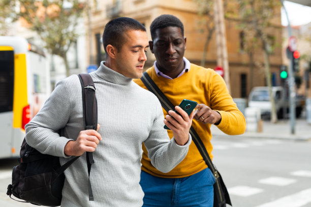 男人在户外谈论方向图片下载