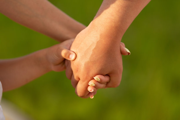 幸福的三口之家图片下载