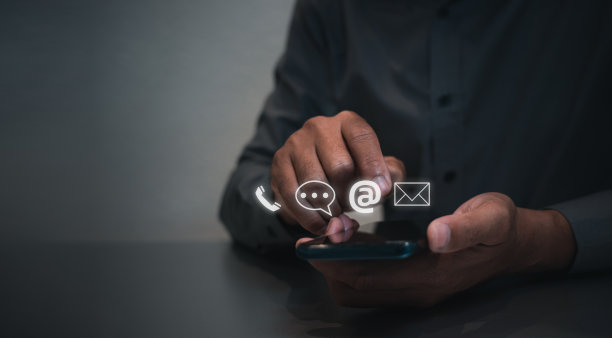 客户支持热线联系我们人联系。商人使用智能手机与电子邮件，电话，地址，聊天信息图标。图片下载