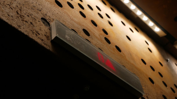 电梯楼层数显示器的低角度特写图片下载