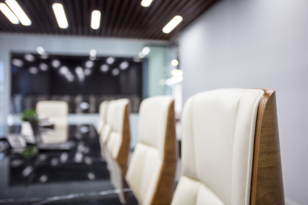 一个空的会议室和会议桌图片下载