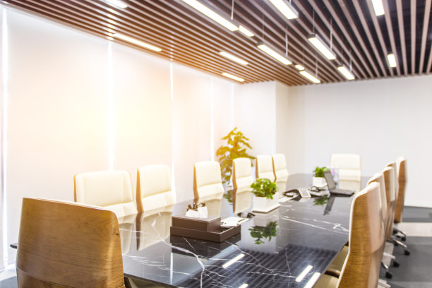 一个空的会议室和会议桌图片下载