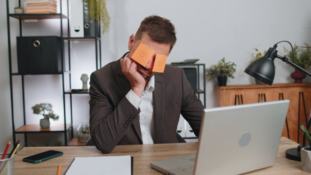 效率低下、疲惫懒惰的商人在笔记本电脑上工作、睡觉，眼睛贴在脸上图片下载
