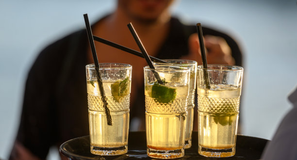 满满一盘莫吉托鸡尾酒图片下载