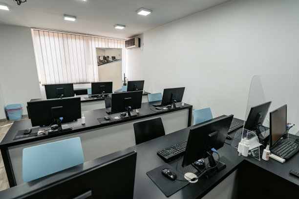 有电脑编程设备的教室图片下载