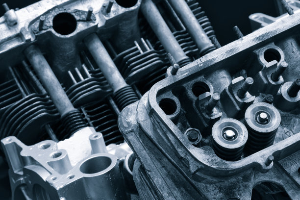 打开的发动机缸体，展示内部零件和弹簧，车库内的维修保养概念图片下载