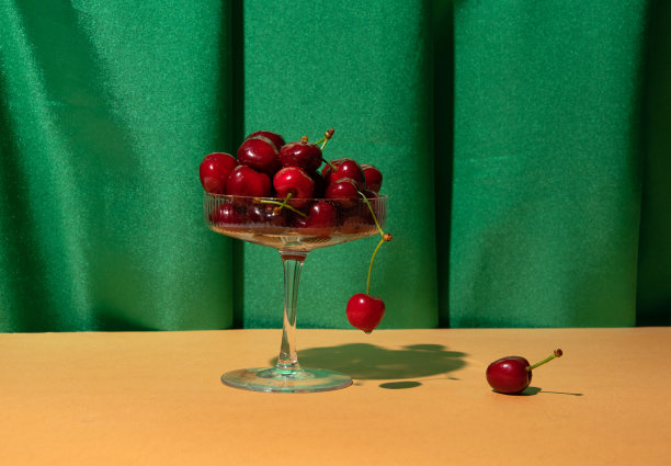 装饰艺术鸡尾酒杯中樱桃果。图片下载