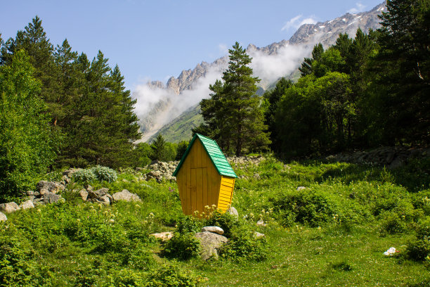 黄色的木质马桶图片下载