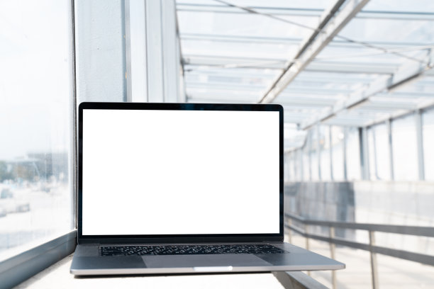 火车站的白屏笔记本电脑。空白的拷贝空间，空白的屏幕模型。火车站后台的软对焦笔记本电脑。出差，学习和工作以外的办公室概念图片下载