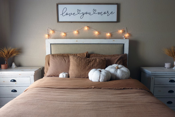 温暖的棕色万圣节卧室装饰图片下载