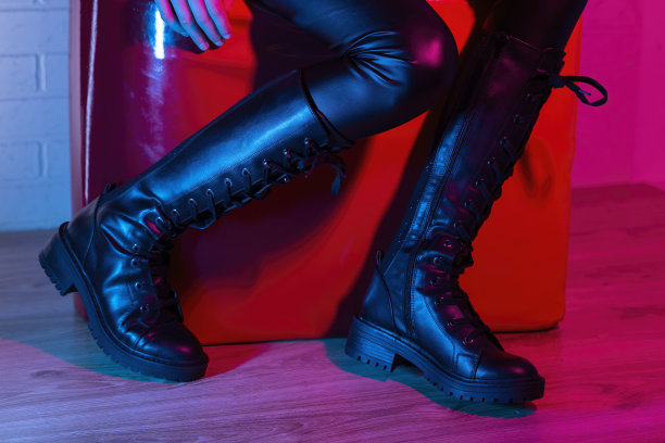 年轻女子穿着时髦的靴子图片下载