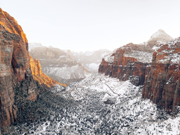 冬天雪覆盖的锡安峡谷悬崖的风景照片图片下载