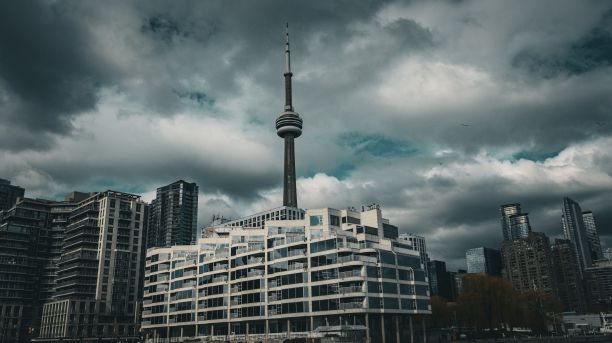 多伦多市中心的建筑和多云天空下的CN塔的美丽镜头图片下载