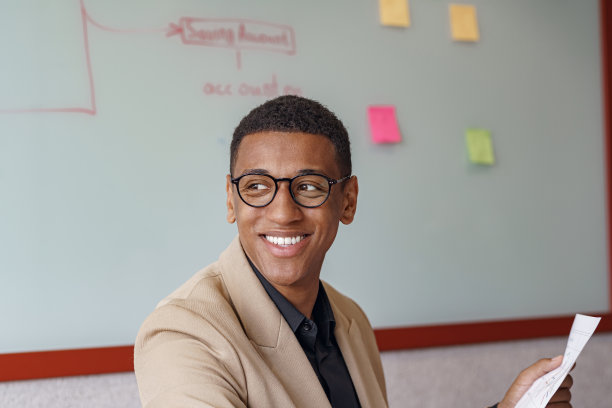 忙碌的非洲商人戴着眼镜，坐在现代化的办公场所处理文件图片下载