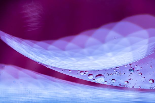 小滴油在水中，用光反射，宏观图片下载