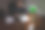 一个年轻人在长时间的工作后，晚上在他的家里在他的办公室打电话。图片下载