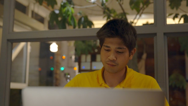 年轻工人在晚上工作。图片下载