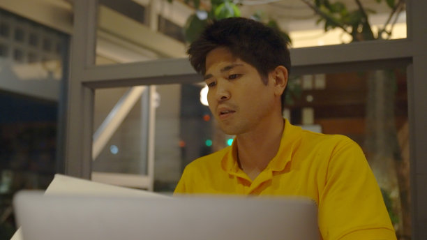 年轻工人在晚上工作。图片下载