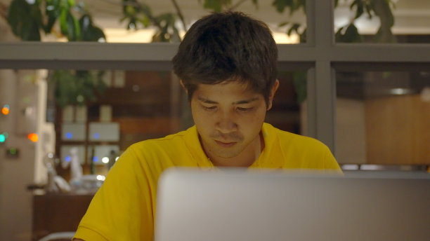 年轻工人在晚上工作。图片下载