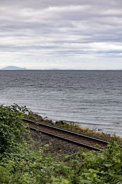 海边的火车轨道的自然景观图片下载