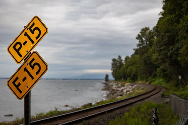 火车轨道的自然景观与标志在海边图片下载