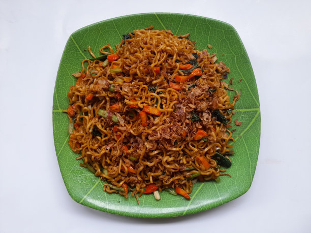 炒面，胡萝卜片，芥菜放在盘子里图片下载