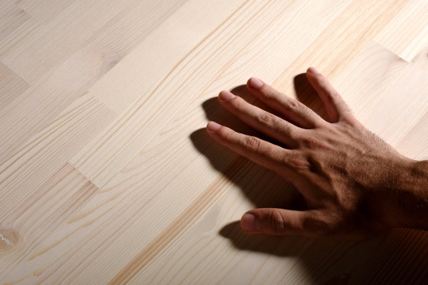 在黑暗中，手放在带有复制空间的木头背景上图片下载