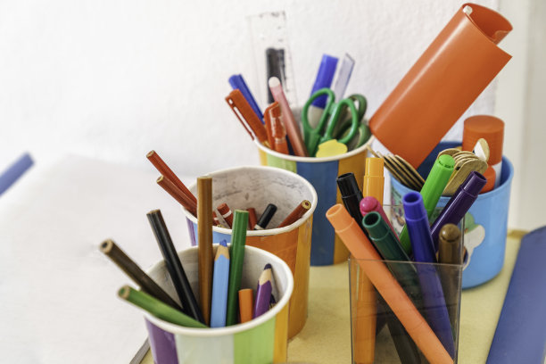 学校课桌上的钢笔图片下载