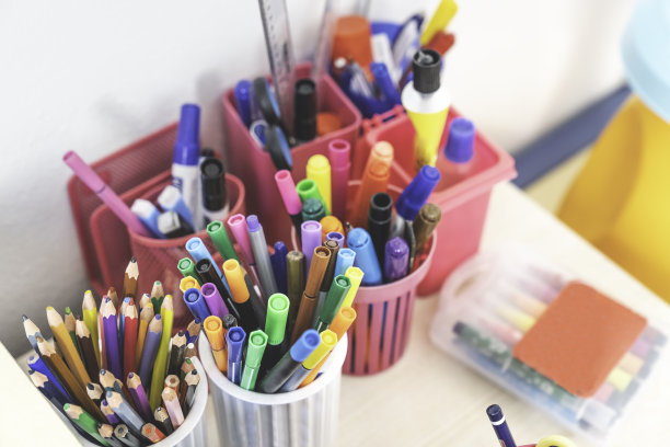 学校课桌上的钢笔图片下载