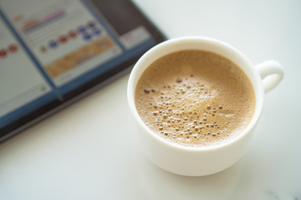 平板电脑和咖啡的俯视图图片下载