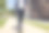 自信的专业人士带着笔记本电脑走在靠墙的人行道上图片下载
