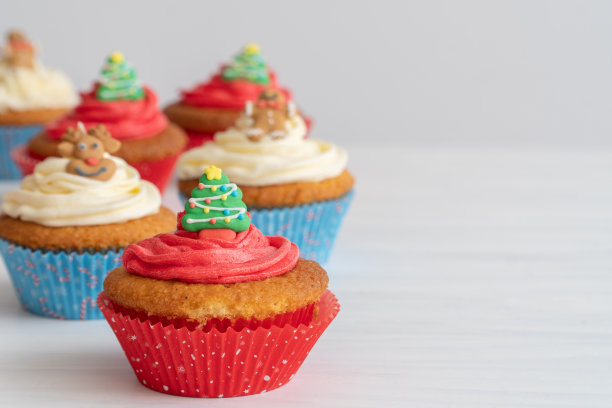圣诞纸杯蛋糕的特写与拷贝空间图片下载