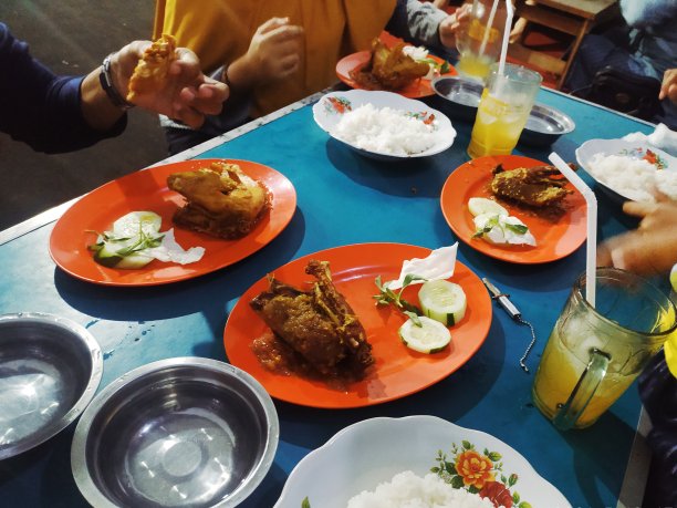 和家人一起吃当地特产图片下载