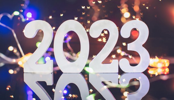 新2023年。背景中模糊的灯光。图片下载