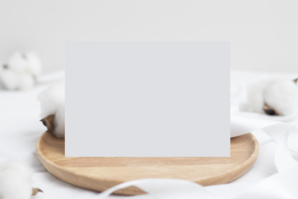 贺卡模型与棉花花和工艺信封，婚礼卡片。生日卡片模板模型图片下载