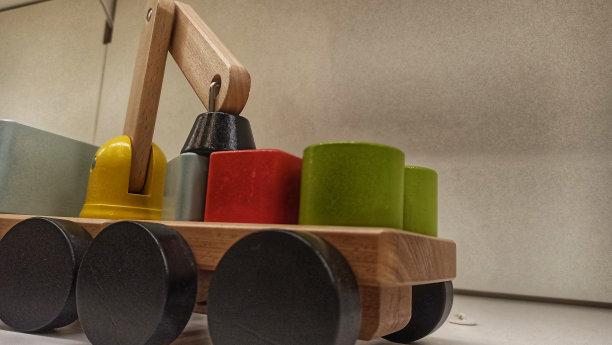 为幼儿准备的彩色木制玩具车。图片下载