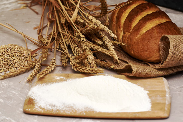用粗麻布制成的面包、谷物和麦穗图片下载