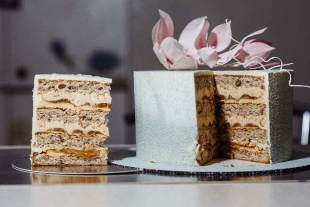 美味的基辅蛋糕，上面覆盖着巧克力丝绒，装饰着糖花。一块撒了咸焦糖的基辅蛋糕。图片下载