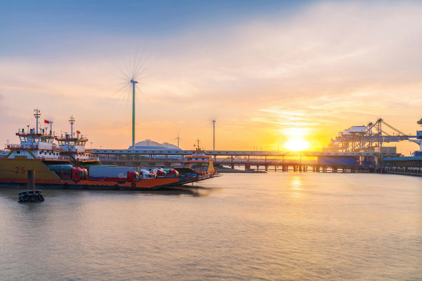 中国江阴市长江港口码头、风力发电机和日落美景图片下载