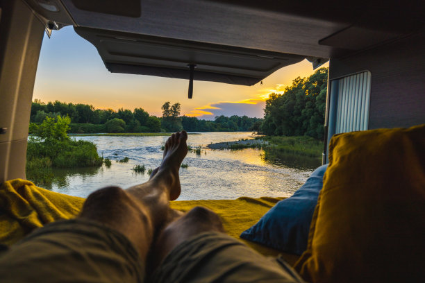 河堤货车内的床上躺着一名男子图片下载