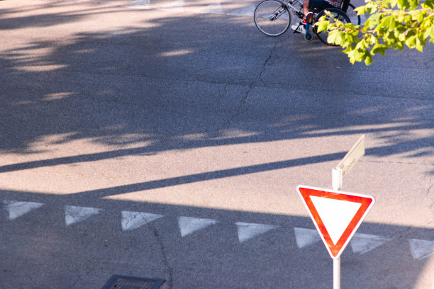 交通标志停止，在一个柱子和地板上。意大利里米尼。图片下载