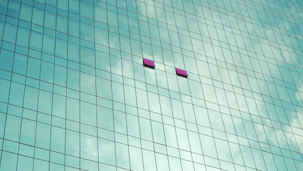 近景现代办公大楼。建筑与复制空间。Windows办公大楼为后台图片下载