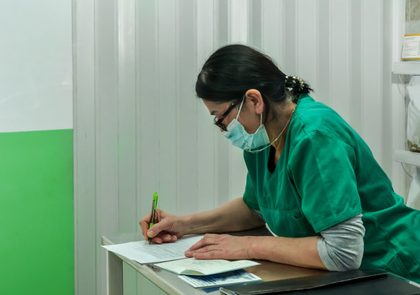 一位兽医正在动物诊所做文书工作。图片下载