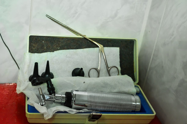 兽医医院使用医疗器械的特写。图片下载
