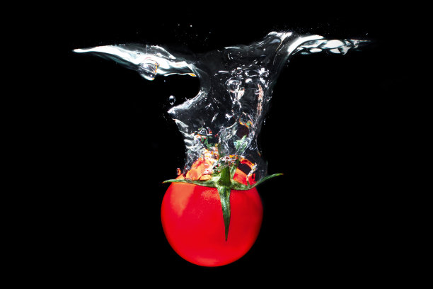 番茄水泼特写黑色图片下载